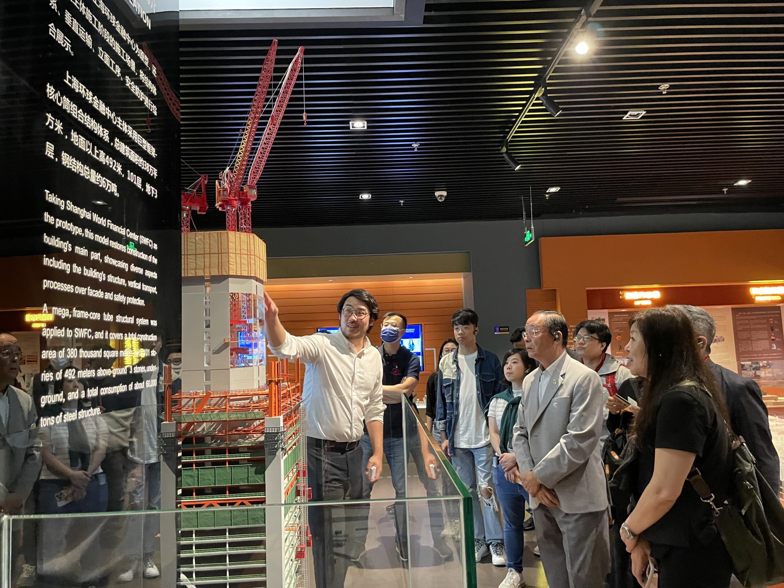 中建科工香港經理部宋子燁先生向本會展示上海環球金融中心的模型及簡述中心的結構