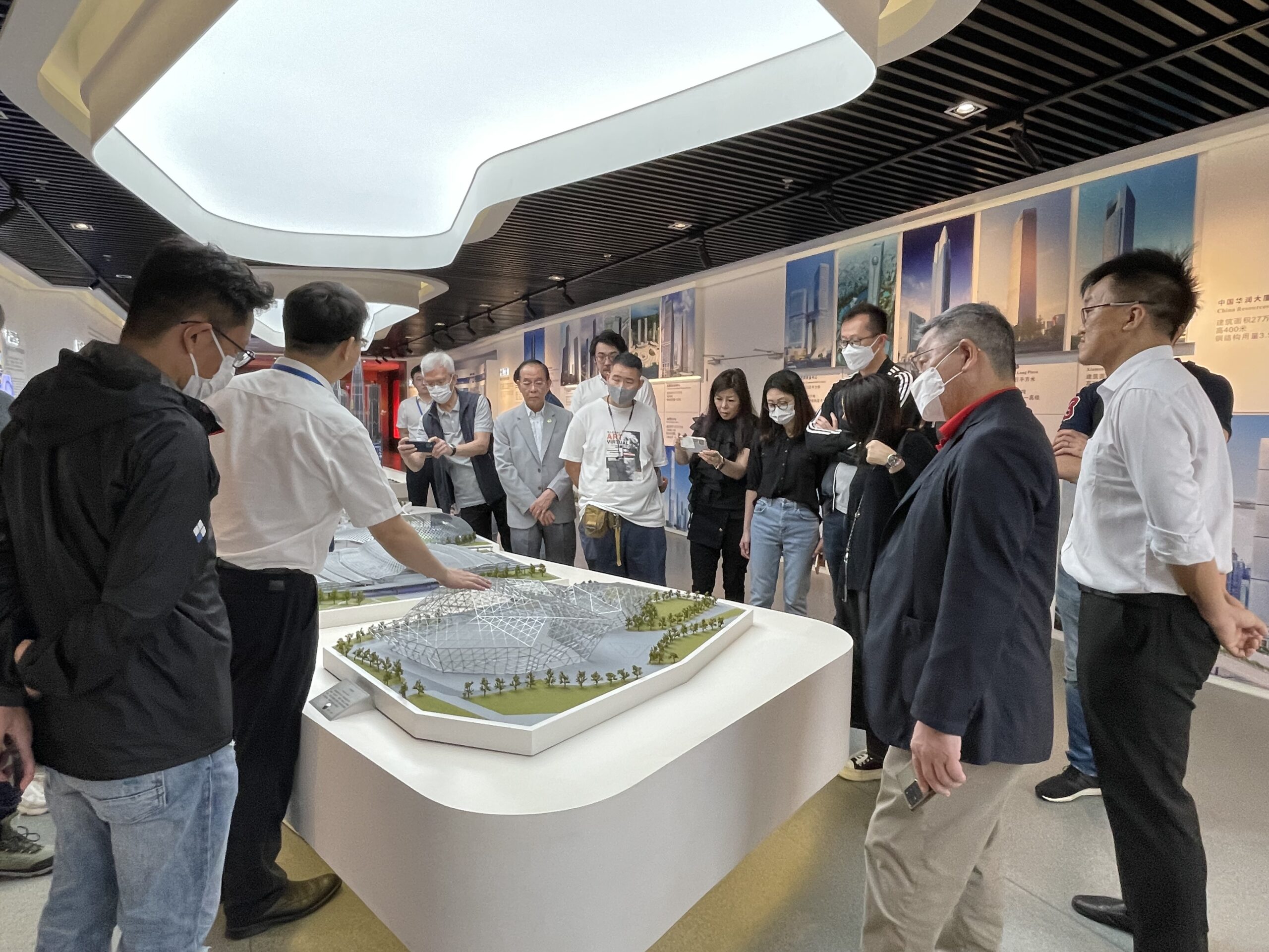 中建科工綠色科技部總經理許航先生向本會代表展示「武漢火車站」項目的模型