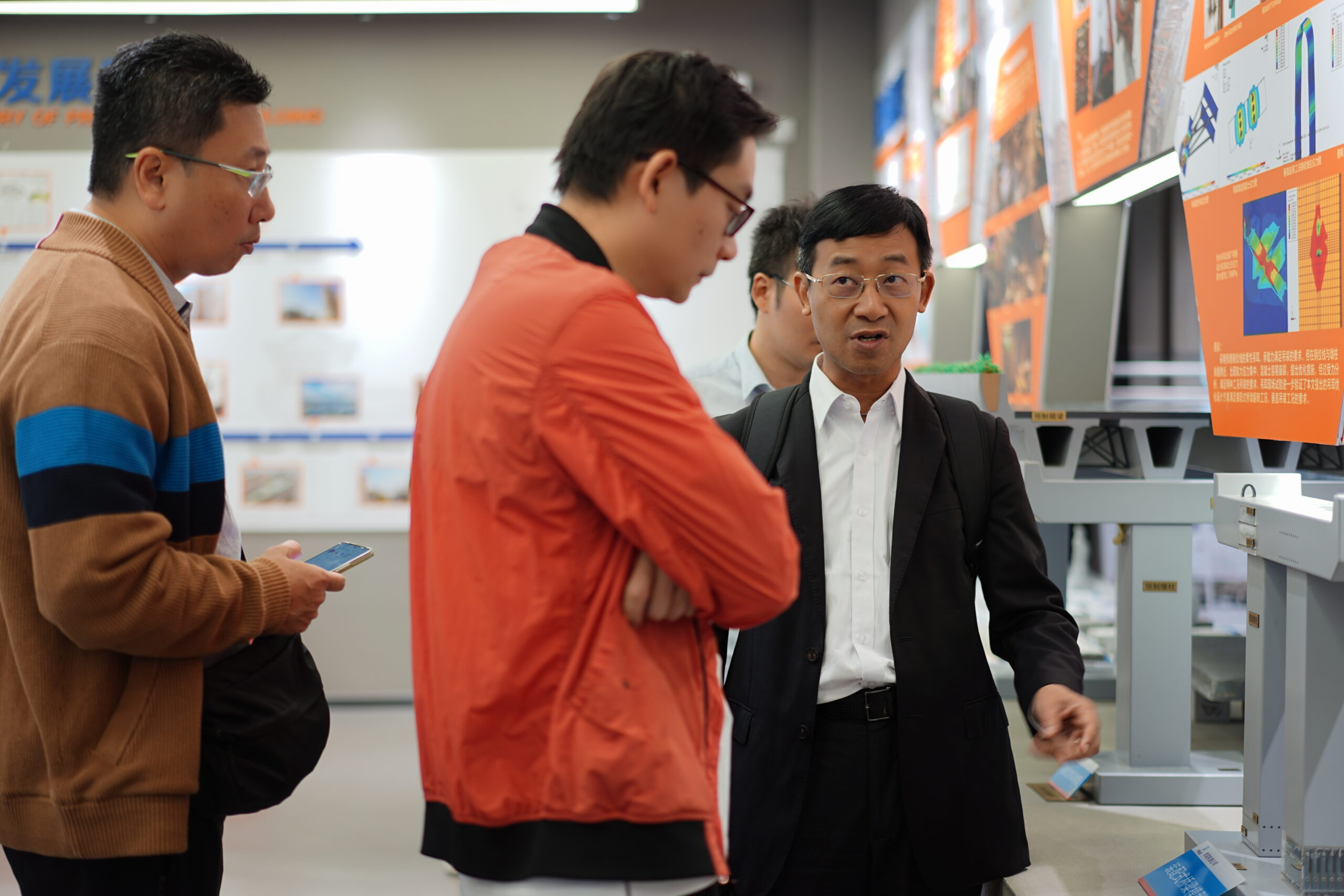 廣州市建築集團有限公司辦公室主任馬國鷹先生(右)向會員潘曉鉦先生介紹路橋的結構